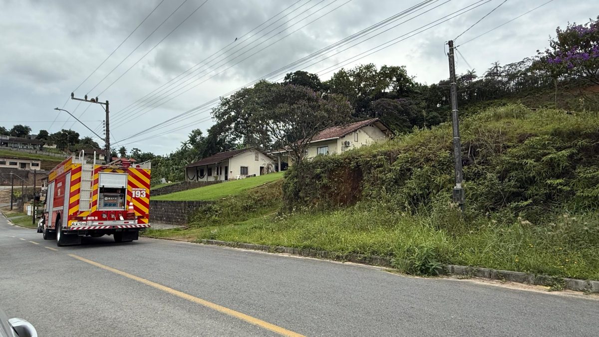 Homem descumpre medida protetiva, incendeia imóvel e é preso em Timbó