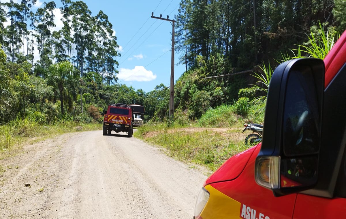 Motorista cai em ribanceira de cerca de 5 metros após capotar em Benedito Novo