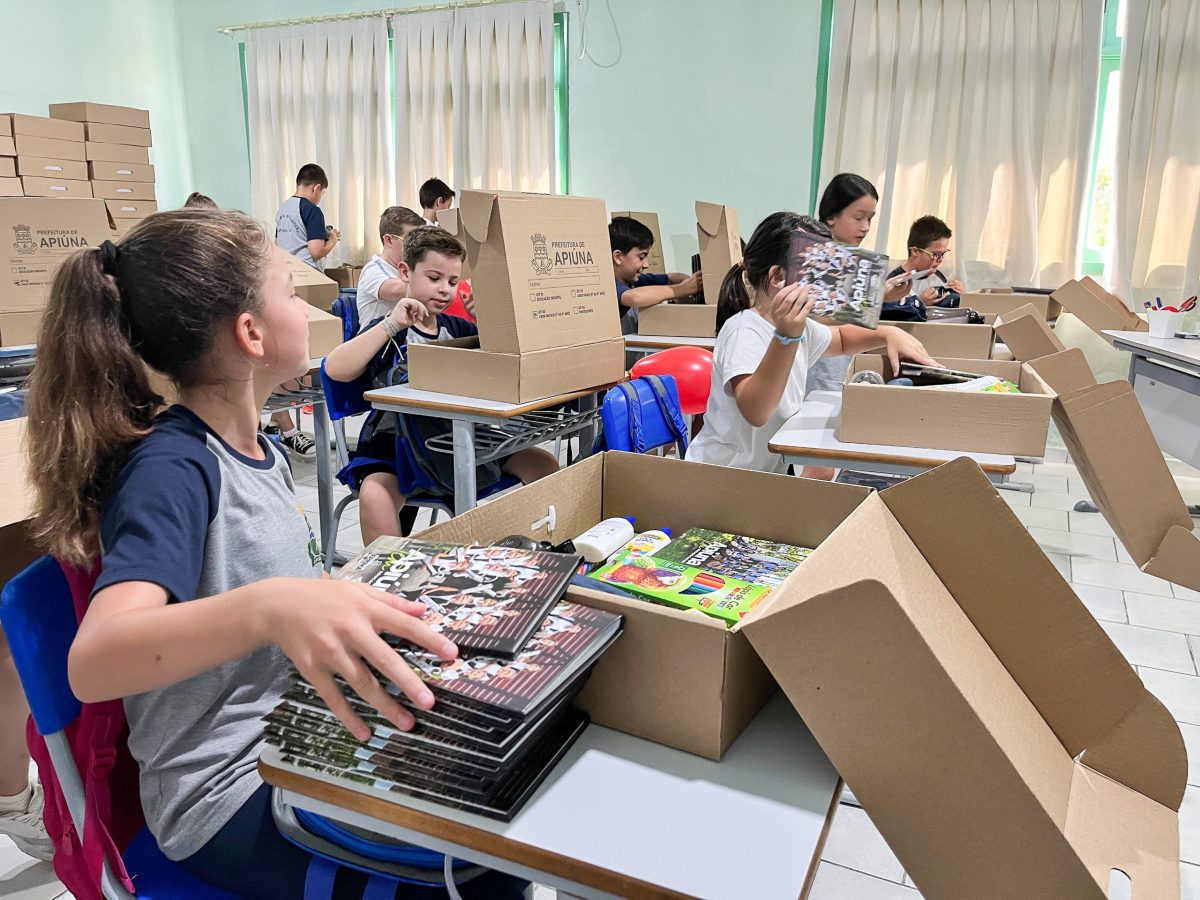 Prefeitura de Apiúna distribui kits escolares para alunos da rede municipal no início do ano letivo