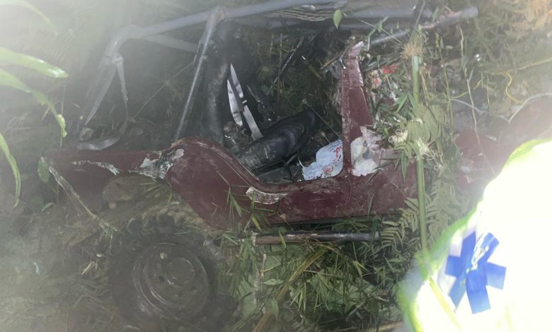 Motorista sai ileso, e passageiro fica ferido após carro cair de ribanceira de cerca de 200 metros em Blumenau