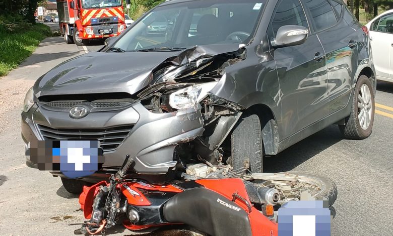 Motociclista é encontrado gravemente ferido após colidir contra carro em Apiúna 