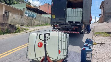 Bombeiros contêm vazamento de álcool etílico após queda de contêiner em Blumenau