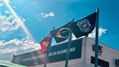 Polícia Penal prende agente por tentar repassar celulares a detento em Blumenau