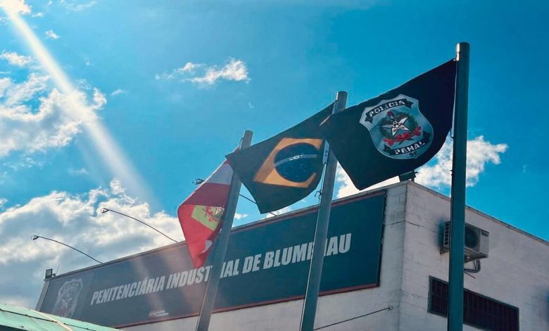 Polícia Penal prende agente por tentar repassar celulares a detento em Blumenau