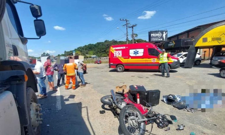 Motociclista morre após colisão com caminhão na BR-470, em Blumenau