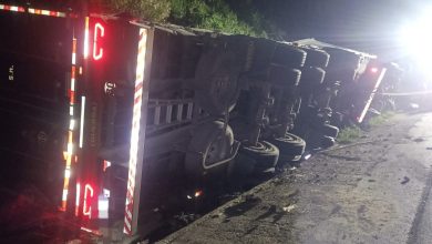 Motorista morre após carreta sair da pista na BR-470, em Pouso Redondo