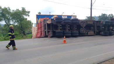 Carreta tomba em Presidente Getúlio após motorista tentar desviar de ciclista 