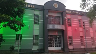 Timbó inicia celebração de 150 anos da imigranção italiana com iluminação especial na prefeitura