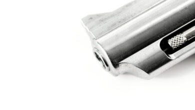 Vigilante dispara 3 vezes contra veículo suspeito em supermercado de Brusque