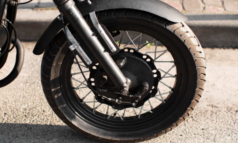 Motociclista é detido em Timbó por estar na velocidade errada para a via e com calçados inadequados