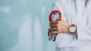 Médico perde função pública e é condenado por armazenar conteúdo sexual de menores e pacientes em SC