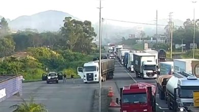 Em SC, condutor pula de caminhão em movimento e PRF impede colisão em posto policial