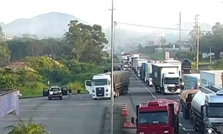 Em SC, condutor pula de caminhão em movimento e PRF impede colisão em posto policial
