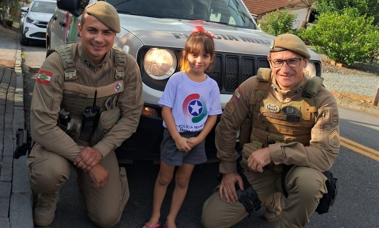 PM de Pomerode faz surpresa em aniversário de menina de 6 anos com tema policial