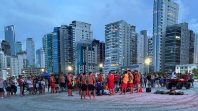 Adolescente morre afogado em praia de Balneário Camboriú após ficar 10 minutos submerso