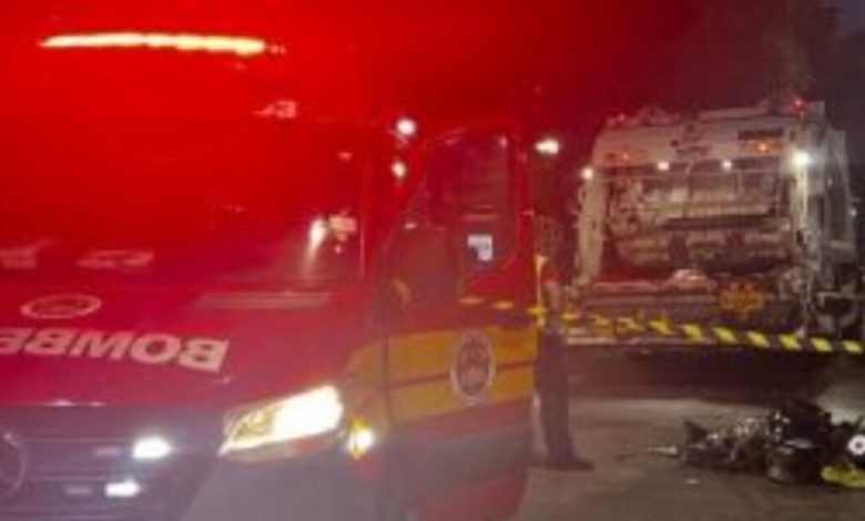 Acidente entre moto elétrica e caminhão de coleta de lixo deixa um morto em SC