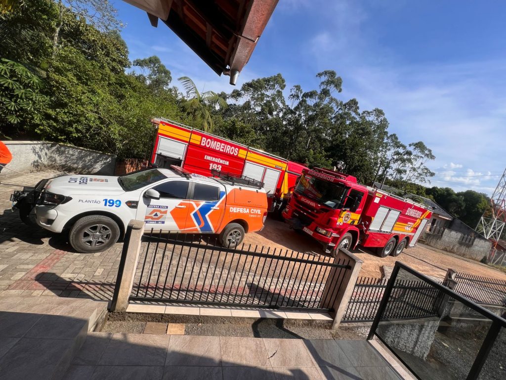 Defesa Civil, Prefeitura de Timbó e Bombeiros no combate ao incêndio em vegetação