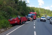 Capotamento após colisão entre carro e carreta deixa um ferido na BR-470 