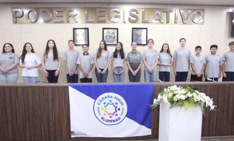 Programa Vereador Mirim de Blumenau inicia Legislatura 2025 com posse e eleição