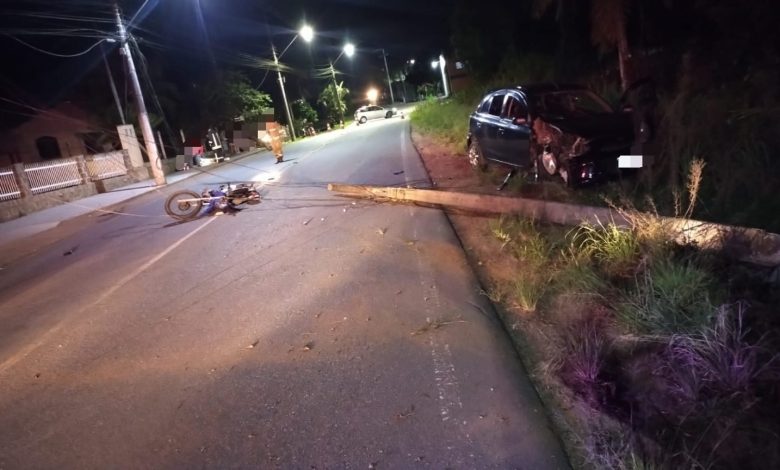 Carro derruba poste em Jaraguá do Sul e motociclista se fere em fiação