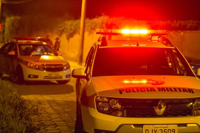 Em Blumenau, homem é preso após bater a cabeça da esposa na parede 