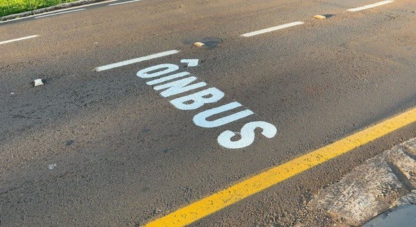 Erro em pintura de faixa exclusiva chama atenção em Londrina