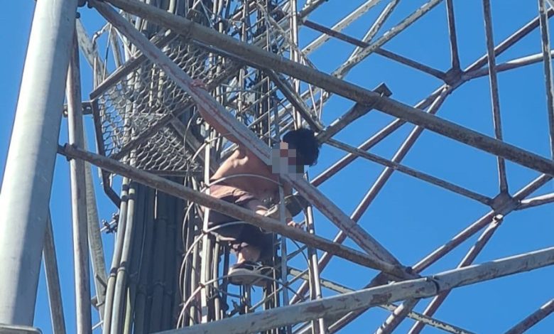 Homem é resgatado em Timbó após subir em torre de telefonia para olhar a vista 