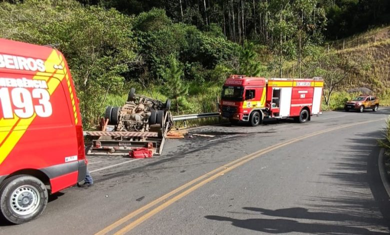 Caminhão capota na SC-477 e deixa dois feridos em Doutor Pedrinho