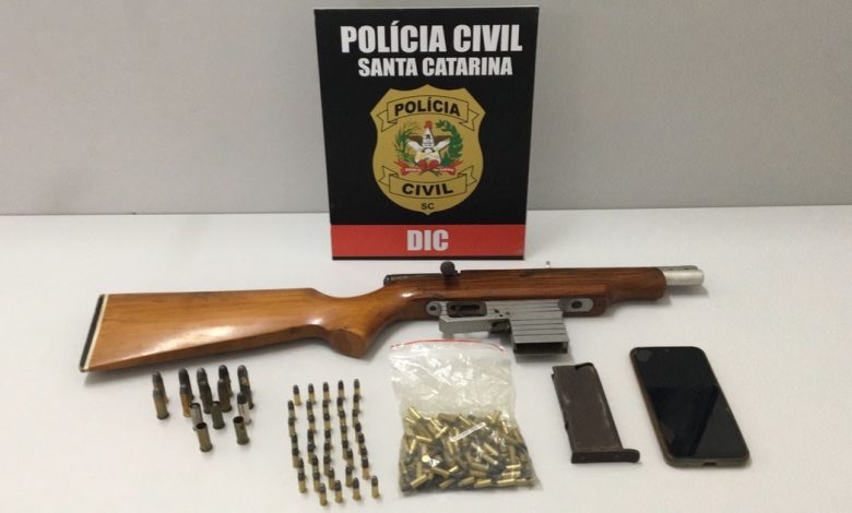 Homem é preso em flagrante em SC por posse ilegal de arma e participação em homicídio
