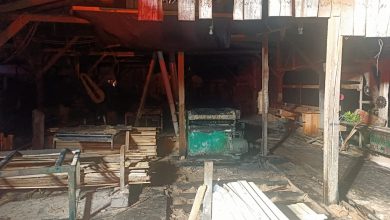 Bombeiros combatem incêndio em indústria de madeira em Taió e usam 3 mil litros de água para controlar as chamas