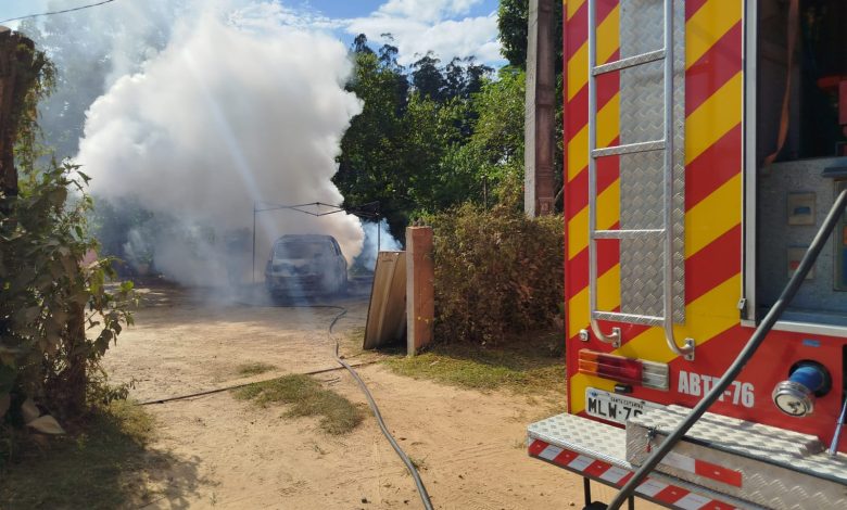 Bombeiros combatem incêndio em veículo em Timbó