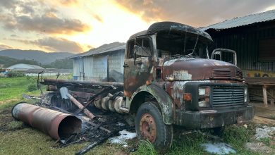 Incêndio atinge caminhão e galpão em Rio dos Cedros; bombeiros utilizam 9.500 litros de água no combate