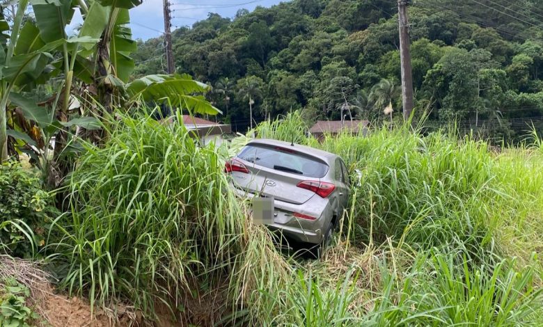 Colisão entre dois carros na BR-470 resulta em capotamento e deixa feridos em Indaial