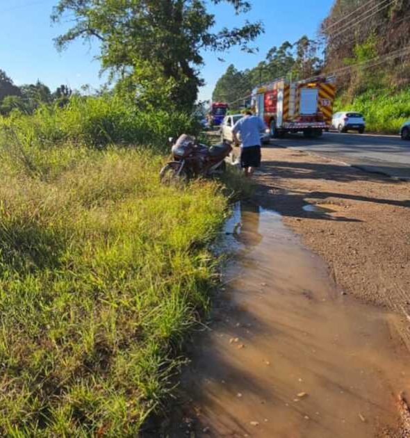 Motociclista colide com veículo da Celesc, cai na pista e morre atropelado em Timbó