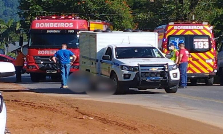 Motociclista colide com veículo da Celesc, cai na pista e morre atropelado em Timbó