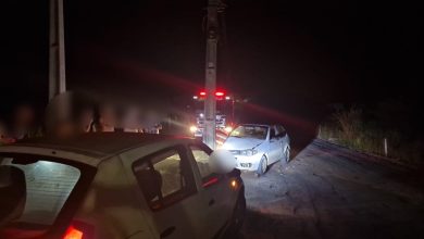 Veículo colide contra poste e deixa 3 feridos em Indaial