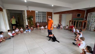 Malu, cão da Defesa Civil de Timbó, encanta alunos em visitas escolares