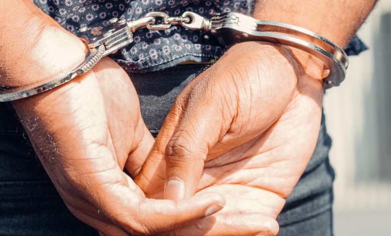 Homem é preso por injúria contra ex-companheira em Timbó