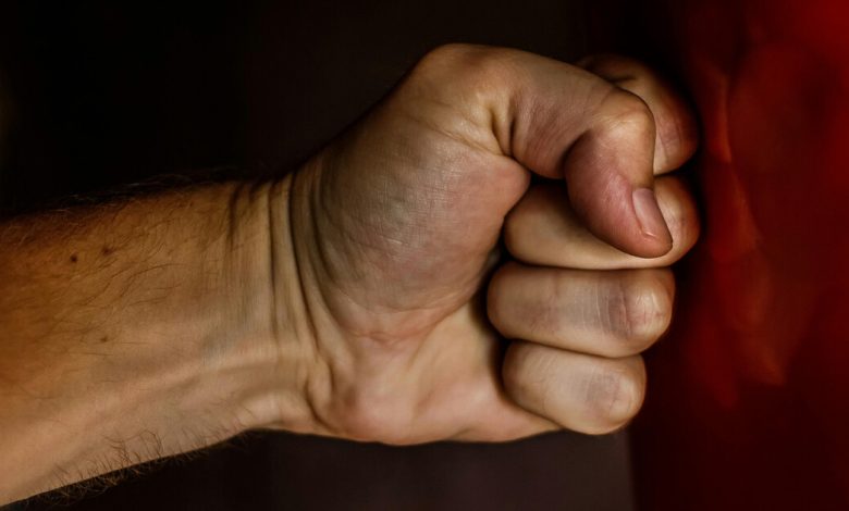 Homem é preso por dar socos em companheira de 17 anos em Blumenau