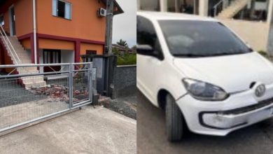 Condutora perde o controle da direção e colide contra muro de imóvel em Pomerode
