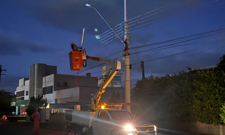 Fios de dois postes pegam fogo no bairro dos Estados, em Timbó