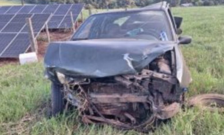 Motorista de 21 anos fica ferido após capotar com carro na SC-283