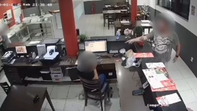 Revoltado com pedido, cliente é flagrado jogando comida em atendente de restaurante em SC