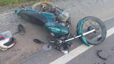 Jovem sem habilitação invade pista contrária e colide com carro em SC