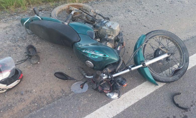 Jovem sem habilitação invade pista contrária e colide com carro em SC