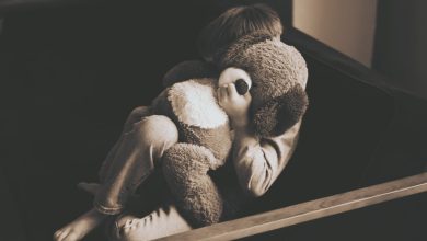 Mãe é detida por deixar filho de 6 anos sozinho dentro de casa por horas em Brusque