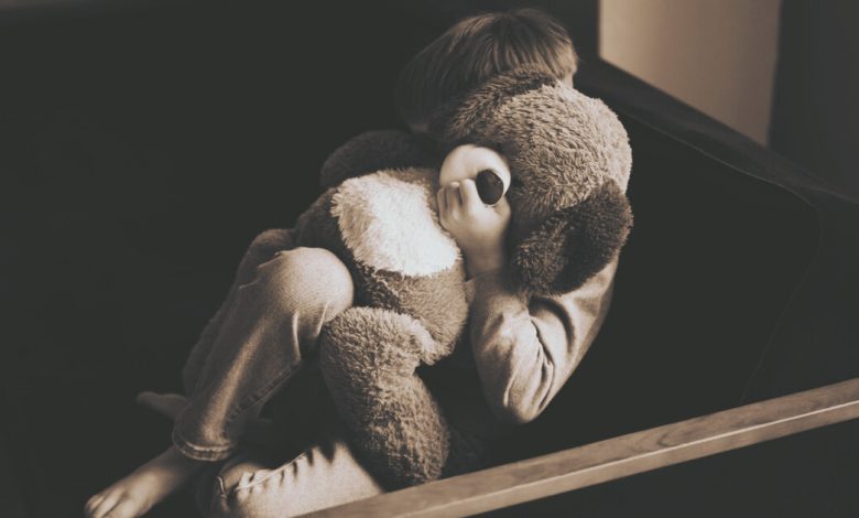 Mãe é detida por deixar filho de 6 anos sozinho dentro de casa por horas em Brusque