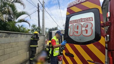 Caminhão tomba em Blumenau após curva e motorista fica ferido