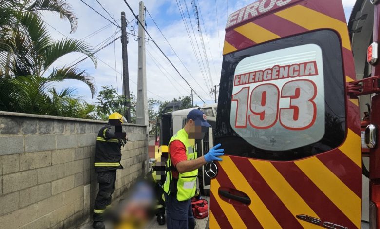 Caminhão tomba em Blumenau após curva e motorista fica ferido