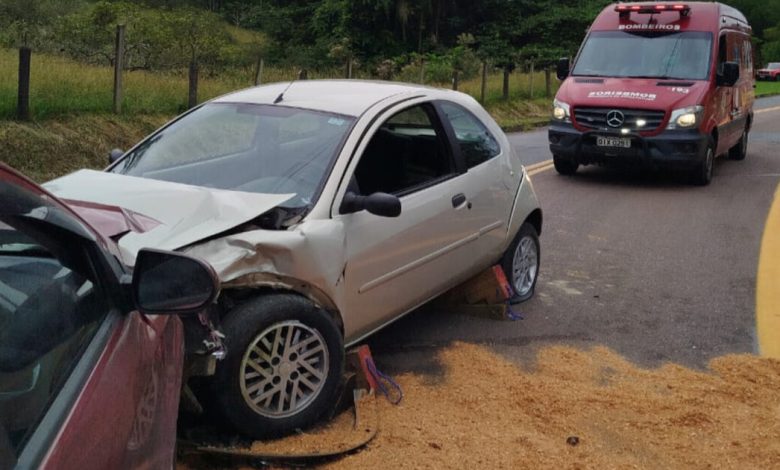 Colisão frontal entre dois carros deixa 2 condutores e uma passageira feridos em Pomerode